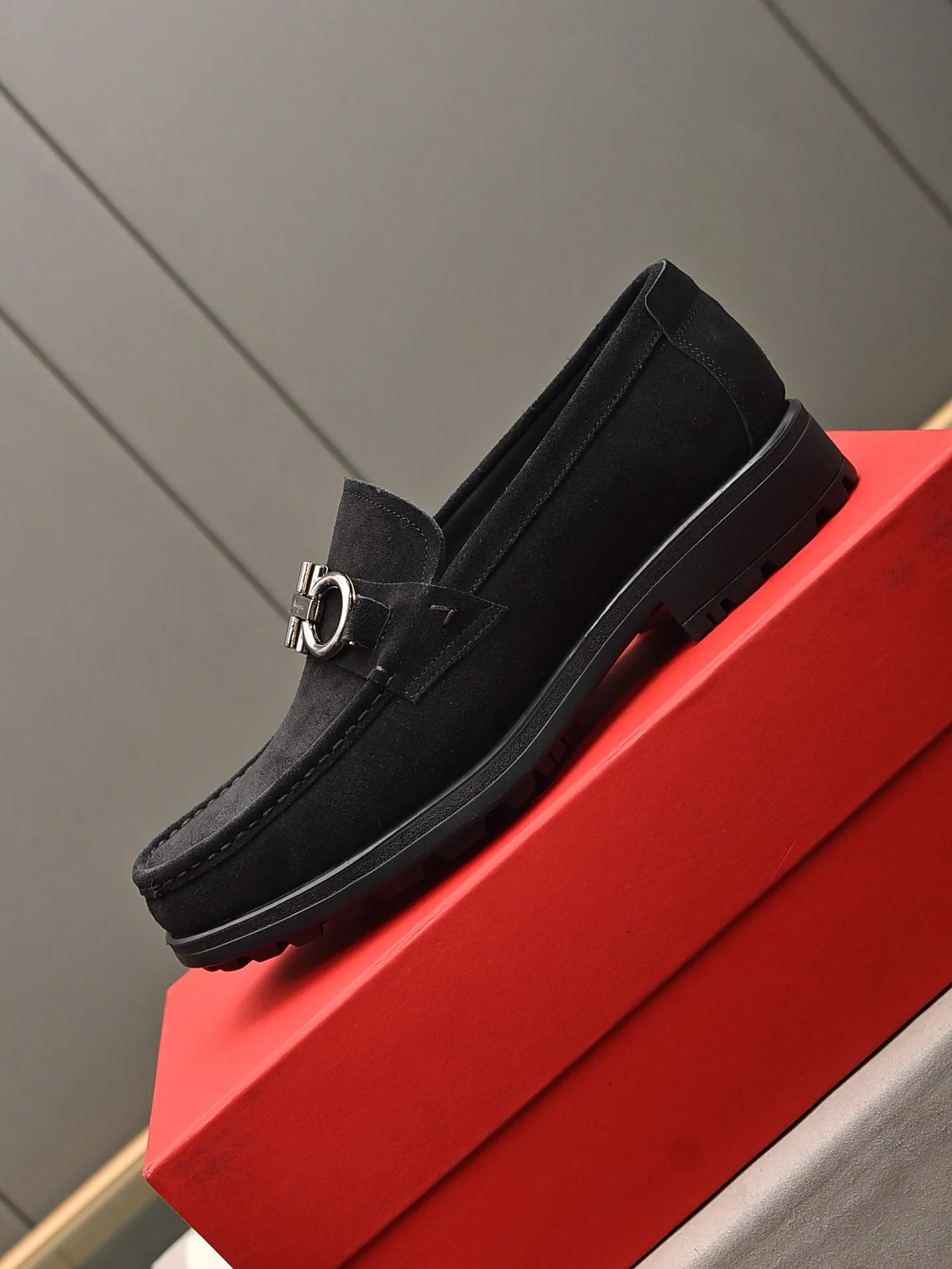 Men's shoes 💰: 500 Brand: Ferragamo Size: Men's size 38/44 (45 can be customized) Grade: Same style as the official website High-end quality men's shoes Material: Original first-layer calfskin Water-dyed cowhide lining Original outsole Style categories: Men's fashionable formal business casual leather shoes Slip-on men's shoes high-top series Young fashion European and American trends British style Casual matching Comfortable feet